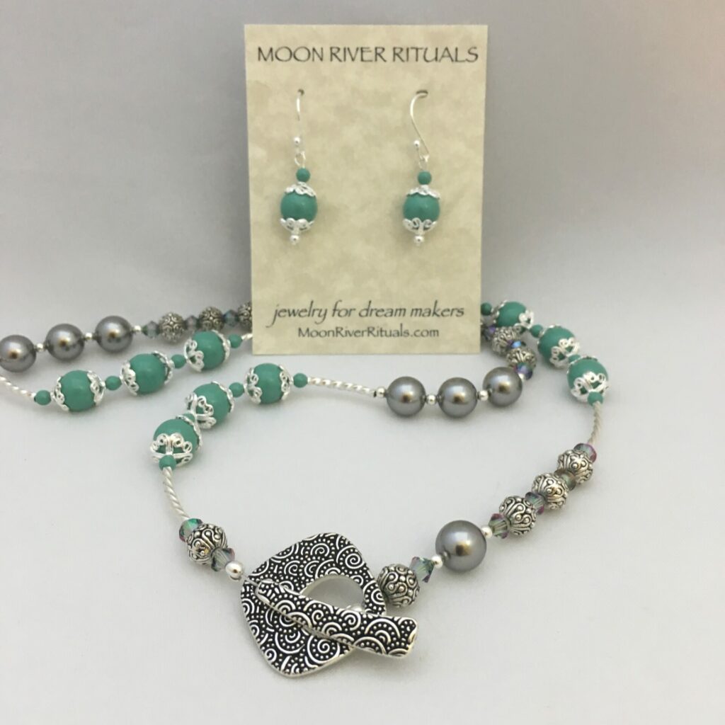 Necklace and earrings in silver and mineral blue bads